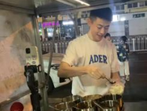 网红甜水面小哥视频吃瓜,趣味横生引网友热议